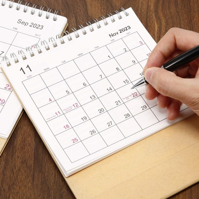 2023 Εκτύπωση Μηνιαίο Ημερολόγιο 1400gsm 1800gsm Cardboard Desk Calendar